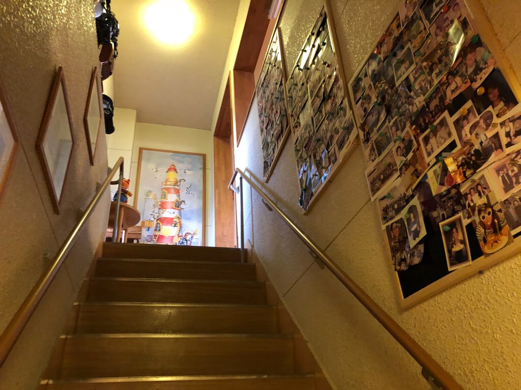 入り口から見た階段