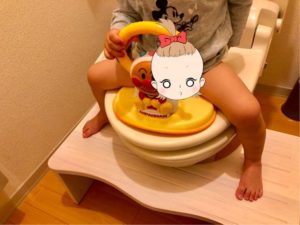 「トイレ用踏み台【NICKO-ニコ-】」を2歳の長女が使用した時の画像