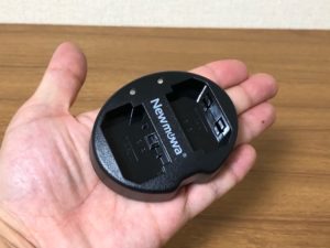 「Newmowa製 SONY α7Ⅲ 互換急速充電器『デュアルチャネル バッテリーチャージャー』」-軽くて手のひらにすっぽり収まるサイズ