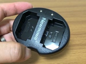 「Newmowa製 SONY α7Ⅲ 互換急速充電器『デュアルチャネル バッテリーチャージャー』」-本体の軽さもあり少しチープに感じる作り