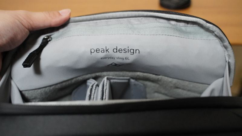 【Peak Designピークデザイン エブリデイスリング６L】-Peak Desingピークデザインのロゴ
