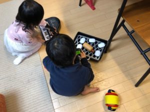 「電子ミニピアノ」と「バーベキューセット」で遊ぶ子供達