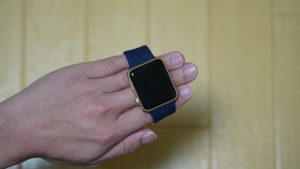 ESTIKI製 Apple Watch用ソロループの付け外しの説明画像１