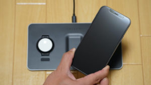 Satechi トリオワイヤレス充電パット_iPhone12を充電場所へ設置１
