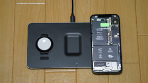 Satechi トリオワイヤレス充電パット_iPhone12を充電場所へ設置２