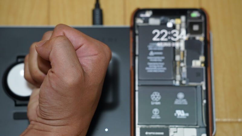 Satechi トリオワイヤレス充電パット_iPhone12を充電できることを確認できた瞬間